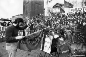 Funerali di Tonino Miccich&egrave; in piazza Duomo (Gilberto Angeloro)